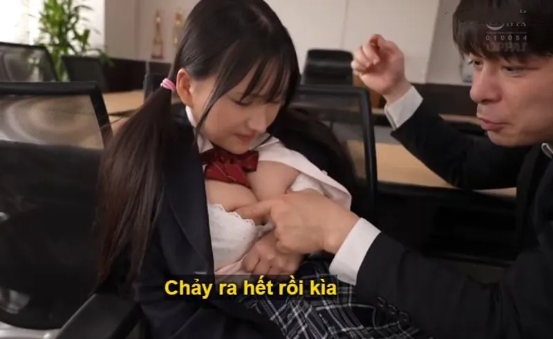 Trong suốt 3 năm, thầy giáo rèn luyện cô học trò ngực khủng thành "bình đựng tinh" đích thực.